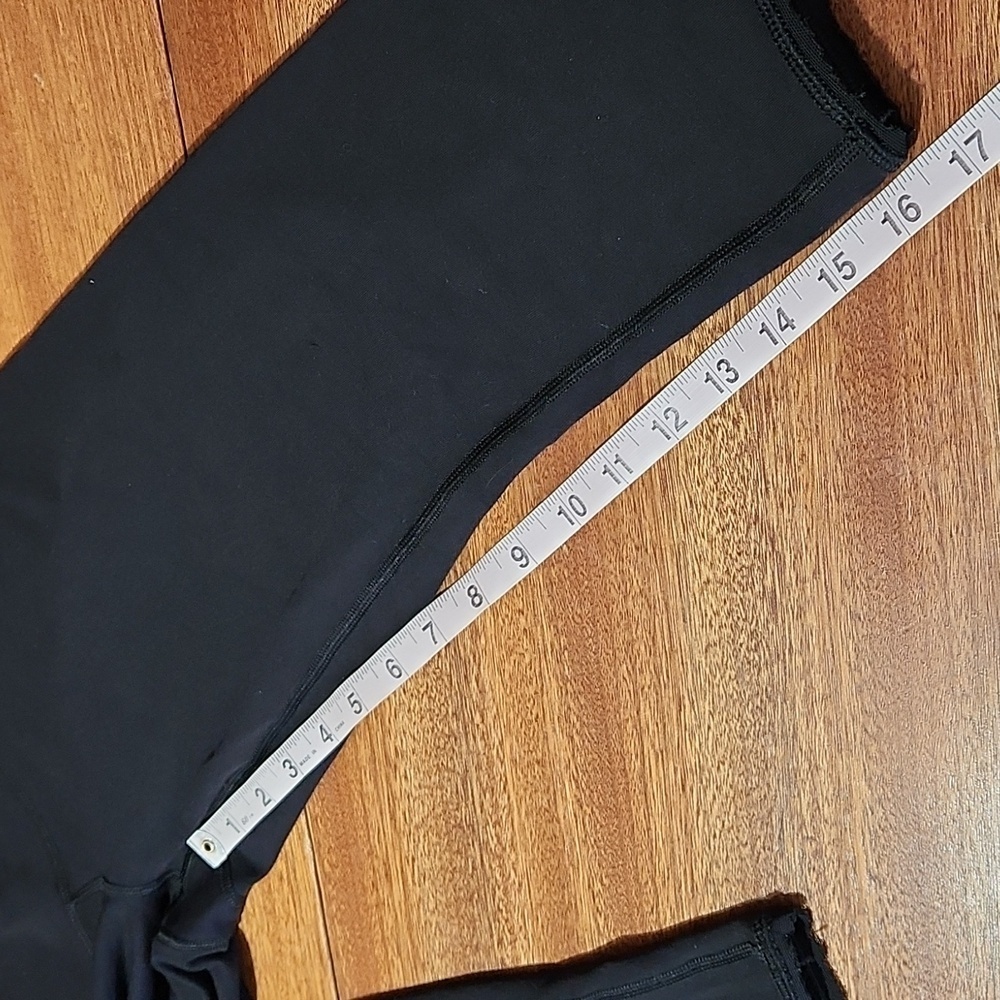 Lululemon black Capri leggings SZ 8 - Picture 7 of 9